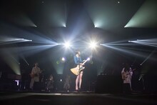 椎名林檎「椎名林檎と彼奴等がゆく 百鬼夜行2015」11月6日東京・NHKホール公演の様子。 （撮影：荒井俊哉）