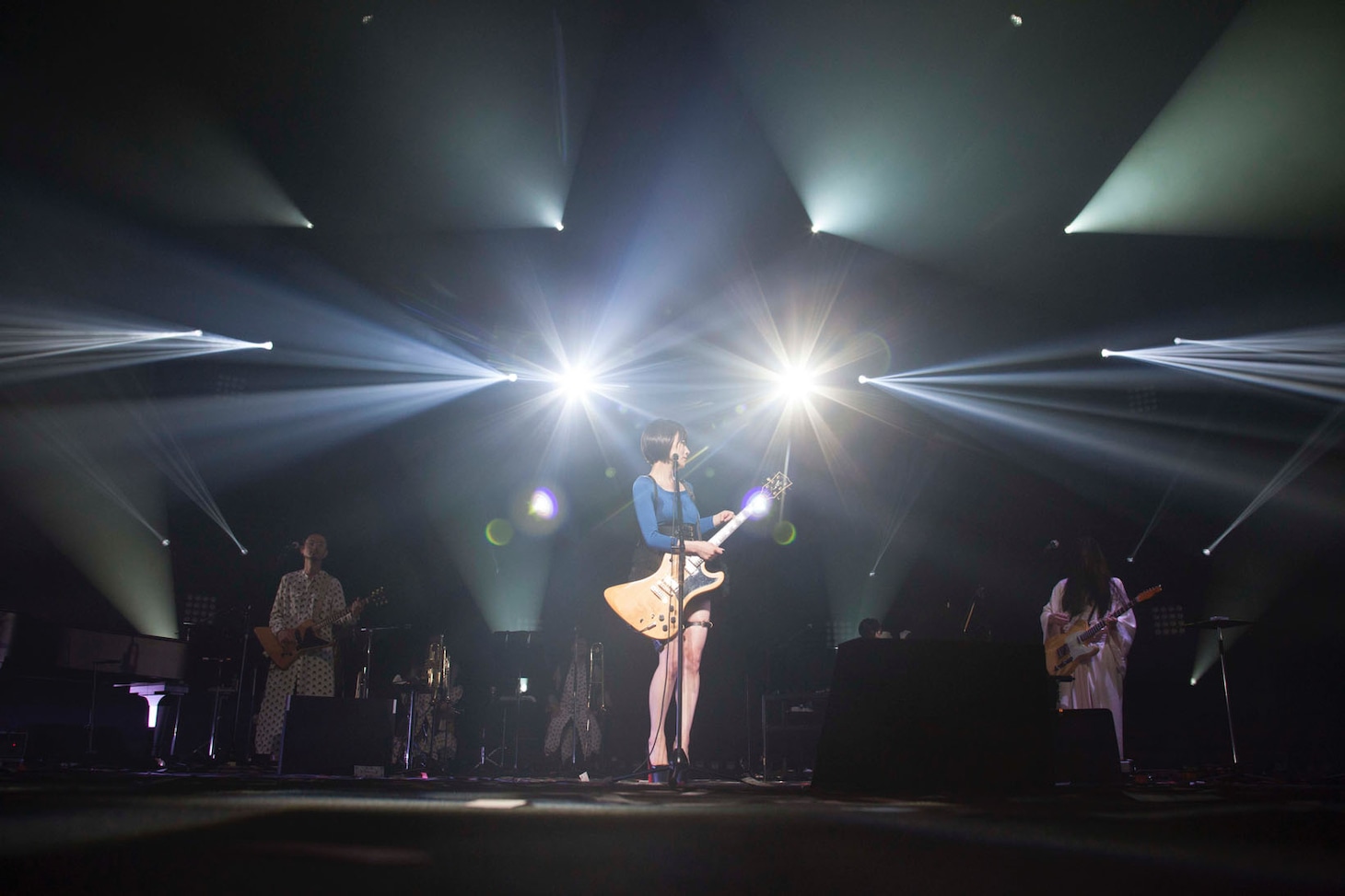 人気画像10位は「椎名林檎、緻密な演出で魅せた『百鬼夜行』ツアーNHKホール公演」より、椎名林檎「椎名林檎と彼奴等がゆく 百鬼夜行2015」11月6日東京・NHKホール公演の様子。 （撮影：荒井俊哉）