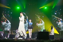 椎名林檎「椎名林檎と彼奴等がゆく 百鬼夜行2015」11月6日東京・NHKホール公演の様子。 （撮影：荒井俊哉）