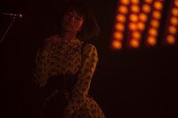 椎名林檎「椎名林檎と彼奴等がゆく 百鬼夜行2015」11月6日東京・NHKホール公演の様子。 （撮影：荒井俊哉）