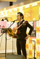 MC中の上杉周大。