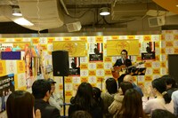 エステー「脱臭炭」を掲げるファンに反応する上杉周大。