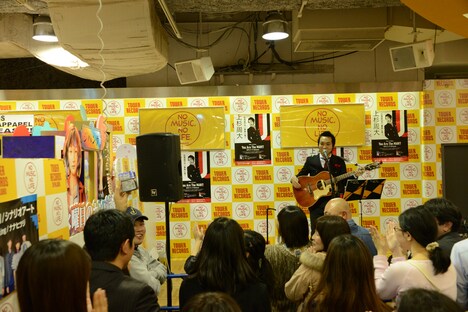 エステー「脱臭炭」を掲げるファンに反応する上杉周大。