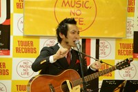 MC中の上杉周大。