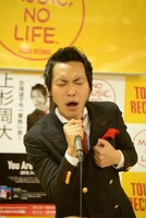 熱唱する上杉周大。