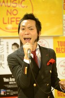 熱唱する上杉周大。