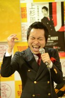 熱唱する上杉周大。