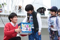 曲決めの抽選を行う佐藤大志（中央）。（撮影：角田勇太）