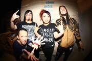 マキシマム ザ ホルモン。左から3番目がナヲ(ドラムと女声と姉)。