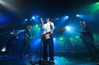 Suck a Stew Dry「秋のワンマンツアー2015『夢中でがんばれない君へエールを』」東京・LIQUIDROOM公演の様子。（撮影：白石達也）