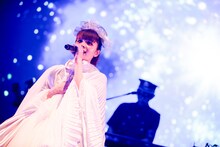 「Harmony」を歌うメイリア。（写真提供：SME Records）