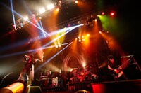 「VAMPS LIVE 2015 -2016 JOINT 666」11月12日の東京・Zepp Tokyo公演の様子。（撮影：田中和子）