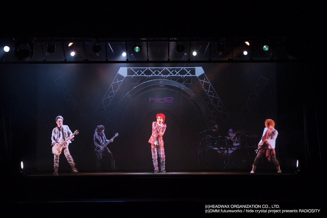 hideホログラフィックライブの様子。