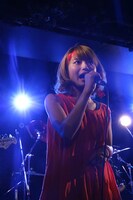 科楽特奏隊のライブに参加したMayu。（撮影：飯田祐真）
