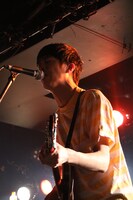 恋する円盤のライブの様子。（撮影：飯田祐真）