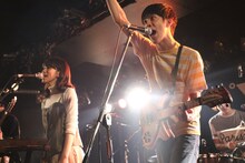 恋する円盤のライブの様子。（撮影：飯田祐真）