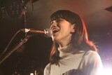 恋する円盤のライブの様子。（撮影：飯田祐真）