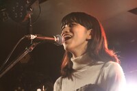 恋する円盤のライブの様子。（撮影：飯田祐真）