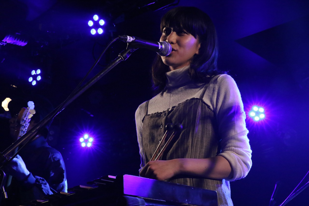 恋する円盤のライブの様子。（撮影：飯田祐真）