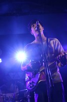 恋する円盤のライブの様子。（撮影：飯田祐真）