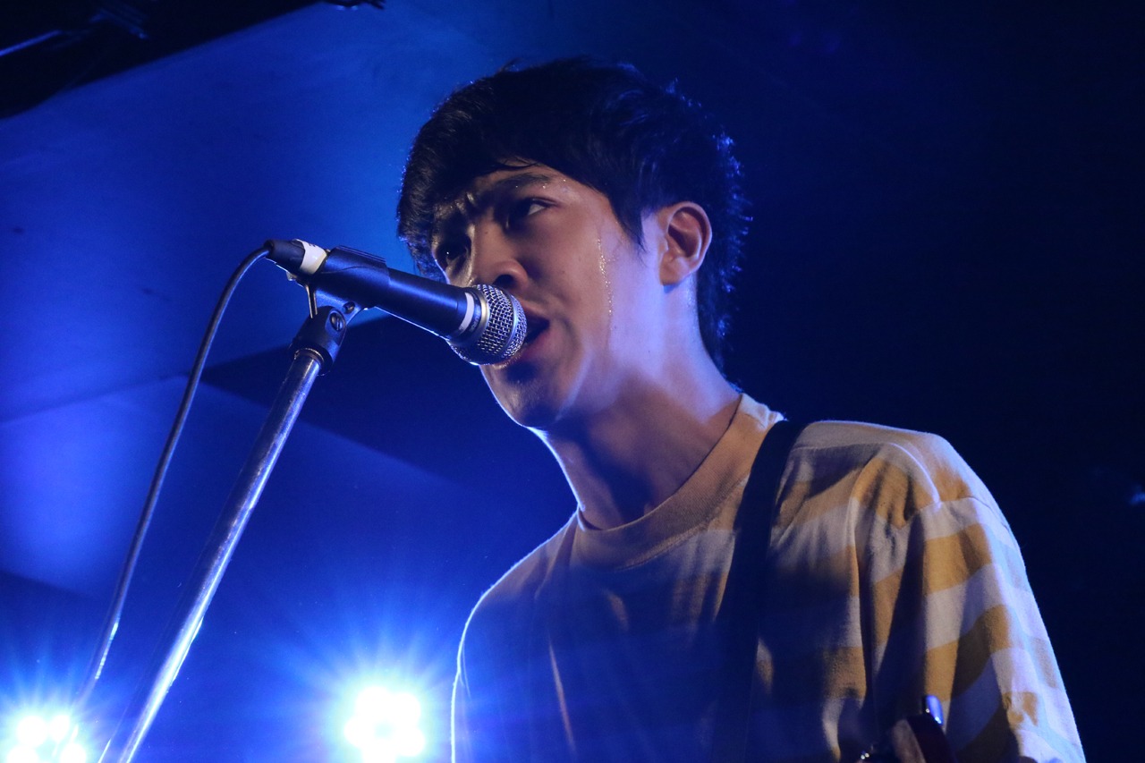 恋する円盤のライブの様子。（撮影：飯田祐真）