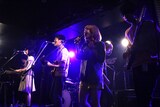 恋する円盤のライブの様子。（撮影：飯田祐真）