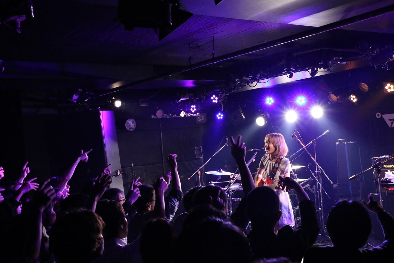 Mayuのライブの様子。（撮影：飯田祐真）