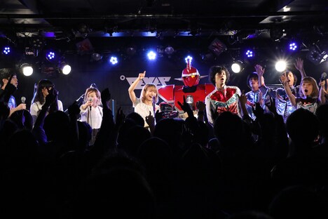 Mayuのライブの様子。（撮影：飯田祐真）