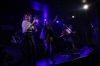 NakamuraEmiとMayuによるコラボセッションの様子。（撮影：飯田祐真）