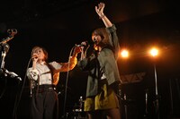 NakamuraEmiとMayuによるコラボセッションの様子。（撮影：飯田祐真）