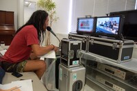 視聴会の様子をモニタで確認するマキシマムザ亮君（歌と6弦と弟）。 (c)ミミカジル