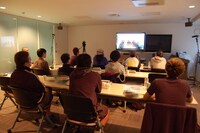 「Deka Vs Deka～デカ対デカ～」視聴会の様子。 (c)ミミカジル