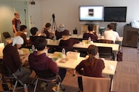 「Deka Vs Deka～デカ対デカ～」視聴会の様子。 (c)ミミカジル