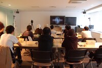 「Deka Vs Deka～デカ対デカ～」視聴会の様子。 (c)ミミカジル