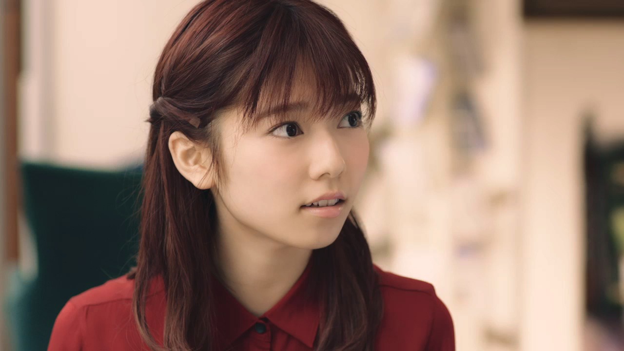 テレビCM「バイトAKBぱるる選抜募集告知篇」のワンシーン。