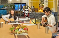 ギターで競演するmiwa（左）と山本彩（右）。 (c)TBSテレビ