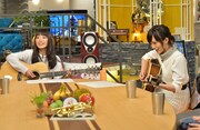 ギターで競演するmiwa(左)と山本彩(右)。 (c)TBSテレビ
