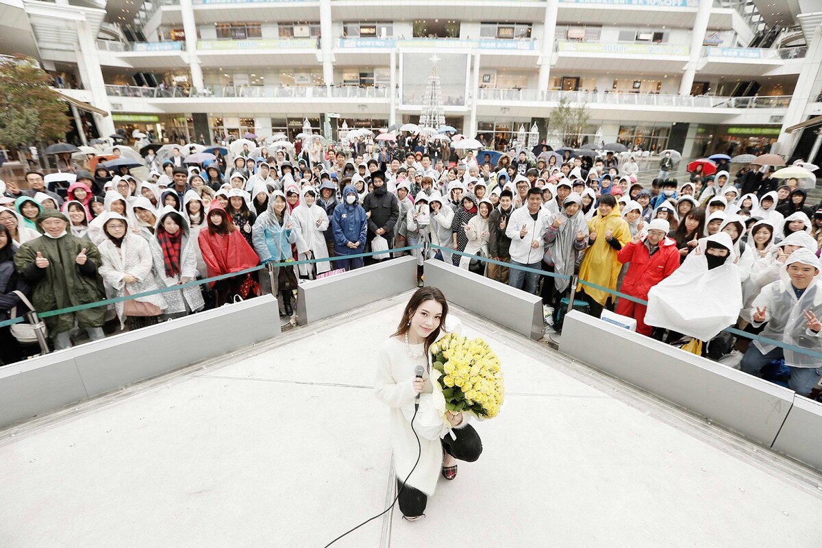 安田レイ、ラッキーカラー黄色のバラをファンにサプライズ配布