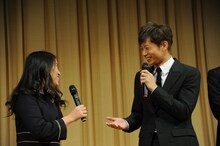 お互いに出会えた喜びを伝え合う湊かなえと黒木啓司（EXILE）。