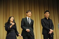 左から湊かなえ、黒木啓司（EXILE）、渡辺大。