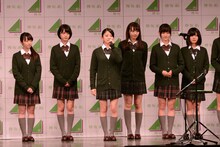 冒頭の挨拶でマイクを握った鈴本美愉（左から3番目）。