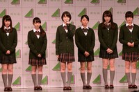 冒頭の挨拶でマイクを握った平手友梨奈（左から3番目）。