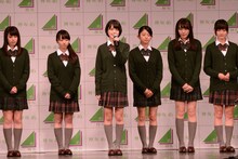 冒頭の挨拶でマイクを握った平手友梨奈（左から3番目）。