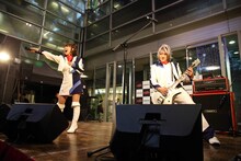 左よりatsuko、KATSU。（撮影：中村吉伸）