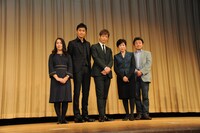 左から湊かなえ、渡辺大、黒木啓司（EXILE）、小池百合子衆議院議員、すずきじゅんいち監督。