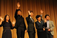 左から湊かなえ、渡辺大、黒木啓司（EXILE）、小池百合子衆議院議員、すずきじゅんいち監督。