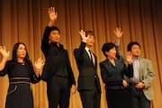 左から湊かなえ、渡辺大、黒木啓司(EXILE)、小池百合子衆議院議員、すずきじゅんいち監督。