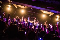 「ONIGAWARA 1stアルバム『エビバディOK?』リリースツアー2015～ウィーアーOK!!～」新代田FEVER公演の様子。（撮影：大橋祐希）