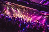 「ONIGAWARA 1stアルバム『エビバディOK?』リリースツアー2015～ウィーアーOK!!～」新代田FEVER公演の様子。（撮影：大橋祐希）