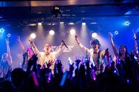 「ONIGAWARA 1stアルバム『エビバディOK?』リリースツアー2015～ウィーアーOK!!～」新代田FEVER公演の様子。（撮影：大橋祐希）
